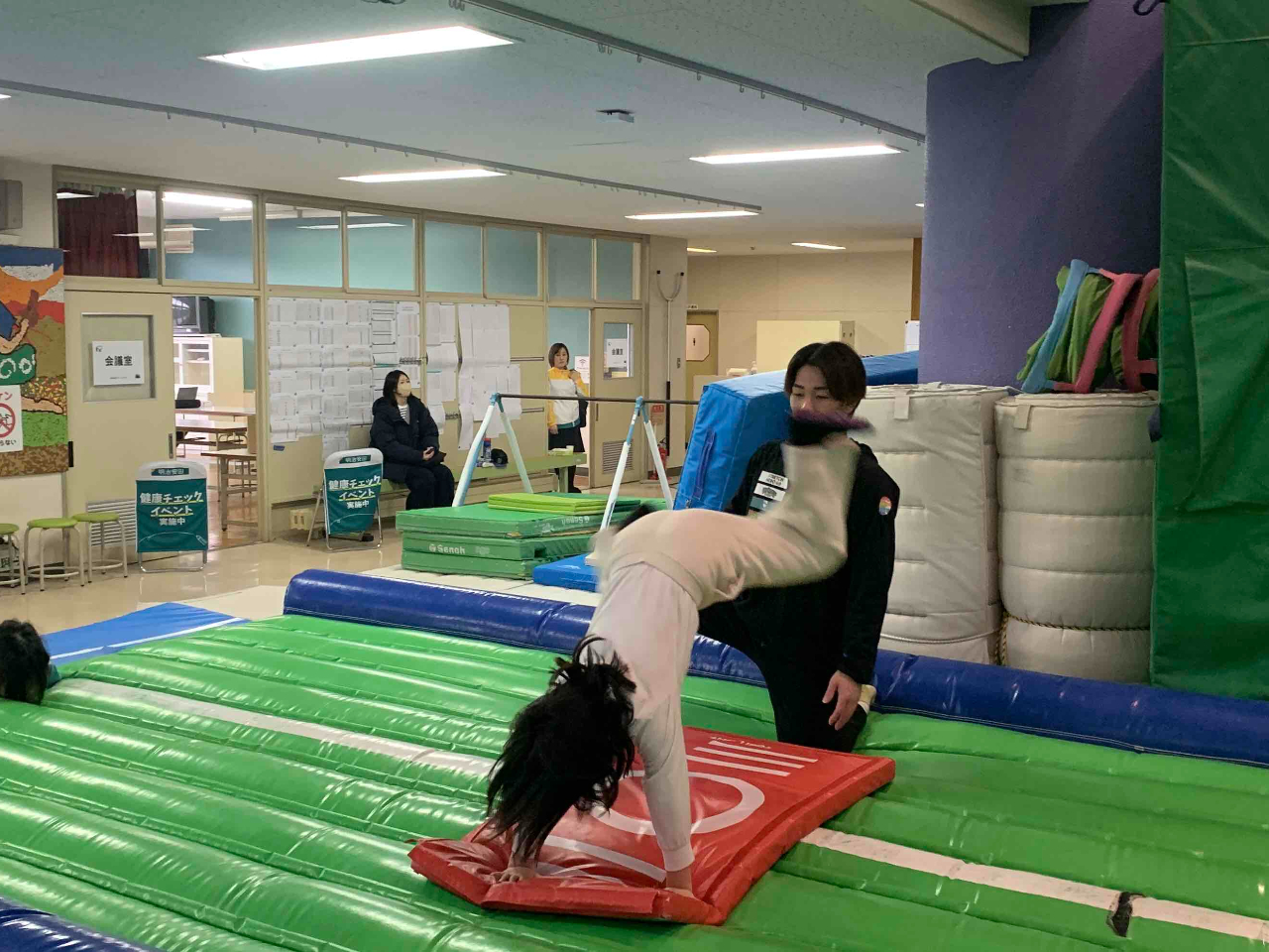 \エアートランポリンの上でチャレンジしよう!/