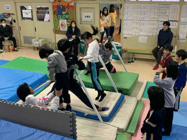 \鉄棒はインストラクターの補助があり安心♪どんどんチャレンジしてみよう!/