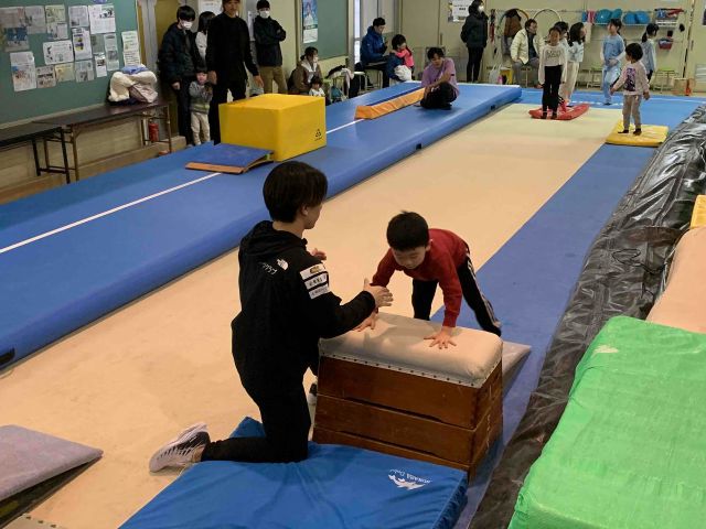\初めてのとび箱でも大丈夫!しっかり補助します♪/