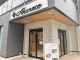 大宮門街裏の黒い建物1階。足元のタイルがベージュ、白黒の壁が目印です。