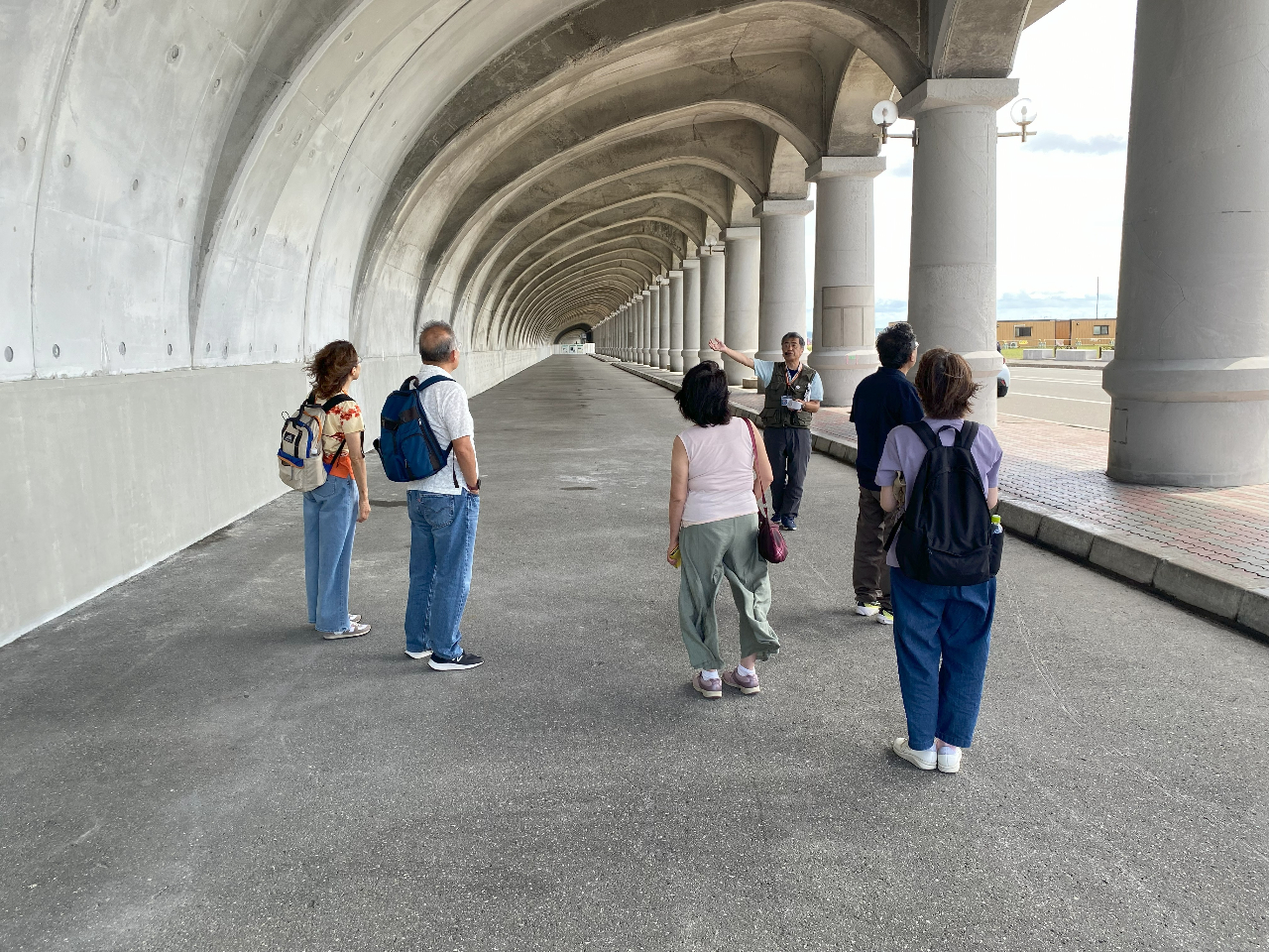 稚内が誇る観光名所「北防波堤ドーム」にて専門ガイドが建造された経緯等を丁寧にご説明いたします。