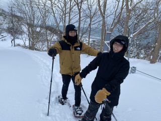 稚内公園をスノーシューを使用し登っていきます。