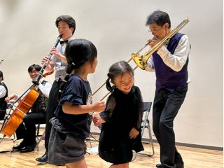 楽器のすぐそばで聴いてみよう!