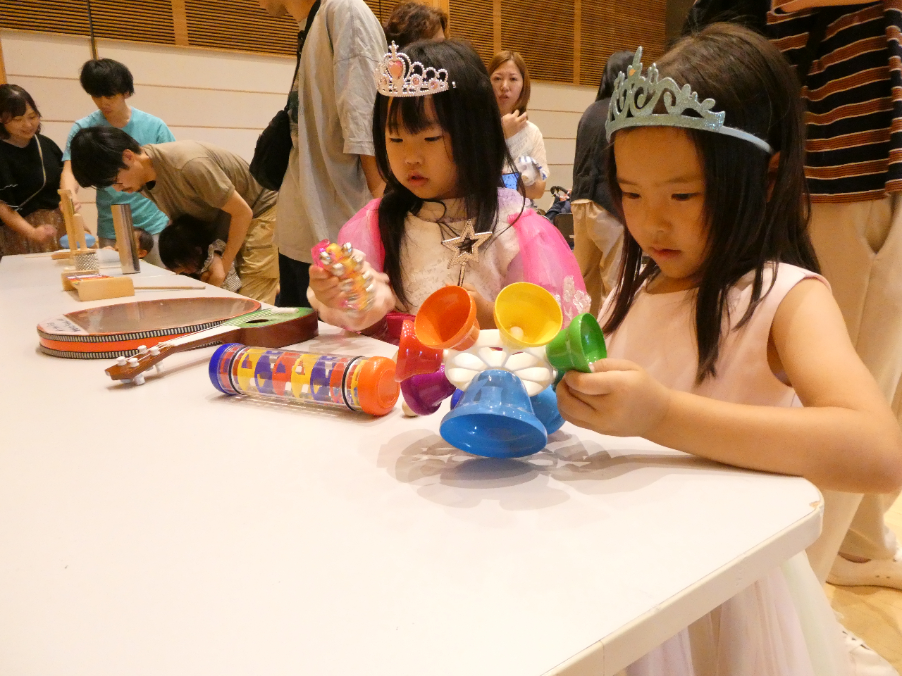 好きなドレスを選んでいろんな楽器を体験しよう!