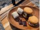 焦がしマシュマロのスモアづくり