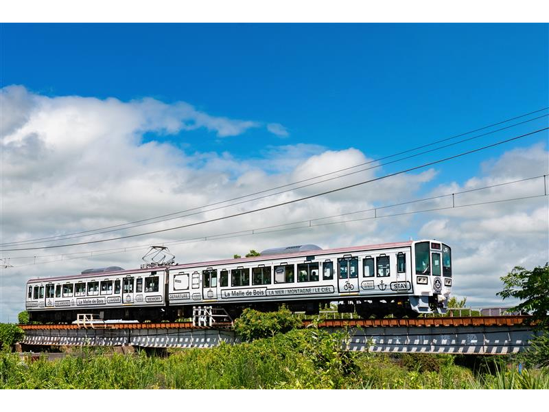 瀬戸内国際芸術祭総合ディレクターの北川フラム氏がデザイン監修を務めた列車で体験いただきます!床などに木を使用し落ち着いた雰囲気◎車内の本はご自由にお読みください