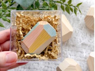 完成品はケースに入れてラッピングします【ひのきの宝石】