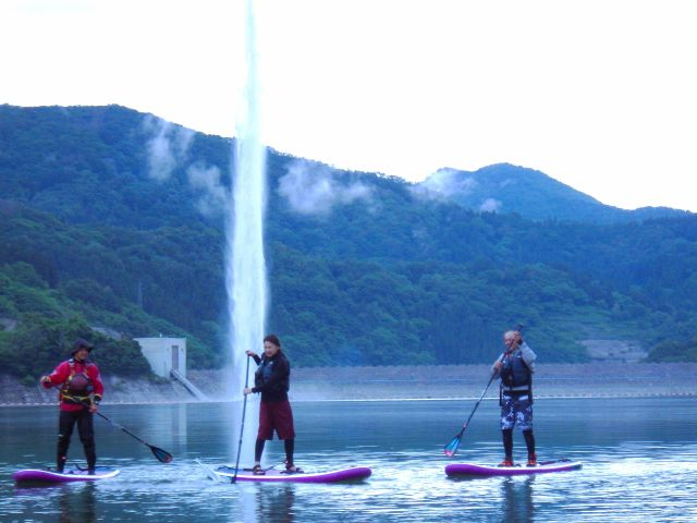 月山湖の名物は何といっても大噴水!!!頑張って漕いで近くまで行くと、こんな感じに見えます。