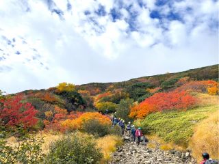 御嶽山 ツアーの様子 お客様が安全に下山できるようにサポートを務めさせていただいています。