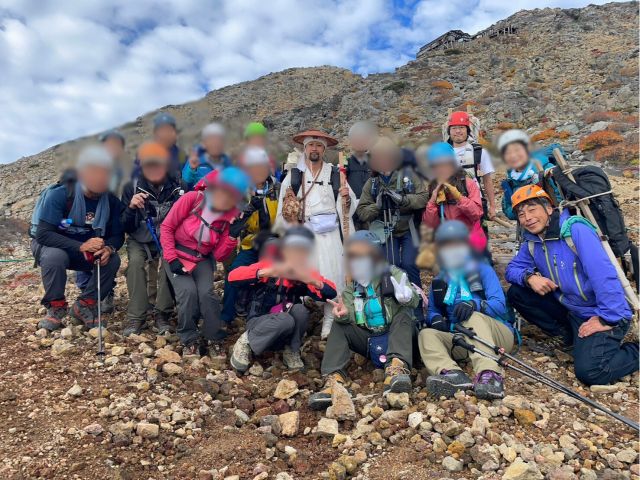御嶽山ツアーの様子。強力2人が同行いたしました。1日目は午後にスタートして8合に宿泊。2日目に剣ヶ峰と三ノ池に行き二ノ池山荘に宿泊3日目に下山のプランでした。