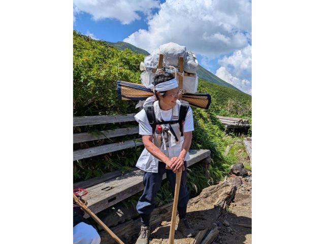 御嶽山強力は「背板」と「忍棒(にんぼう)」そして「身体」が三種の神器です。お客様の安全を第一に考え、無事に目標が達成できるよう全力でサポートいたします。