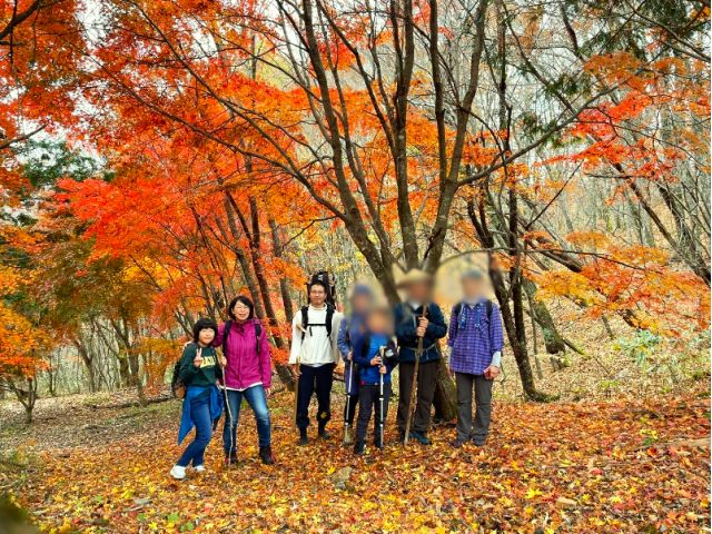 御嶽古道ツアーの様子。この日は清滝、新滝、十二大権現、花戸普寛堂、大又三社巡り。御嶽山巡礼の道である御嶽古道、壮大な滝をはじめ山岳信仰を感じられる場所です。