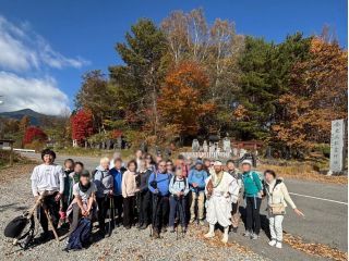 トレッキングイベント「山・哲学カフェ ワークショップ編」を開催した時の写真です。なぜ山に行くのか、山とは何か?ということをみんなで話し合いながら歩きました。