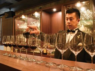 ぐい飲み、ワイングラスなど酒器を変えることでの香り・味わいの違い、燗酒から冷酒まで温度帯の違いを比べることで日本酒の奥深さを体感できる滋賀種ペアリング体験♪