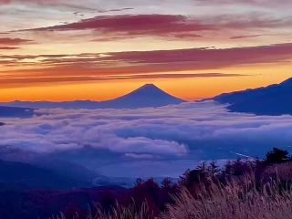雲海が諏訪湖のスペースだけ開いて富士山との三段の贅沢な景色を見せてくれました。もう少し早い時間ですと諏訪の街並みのライトも光っていてさらに綺麗です☆