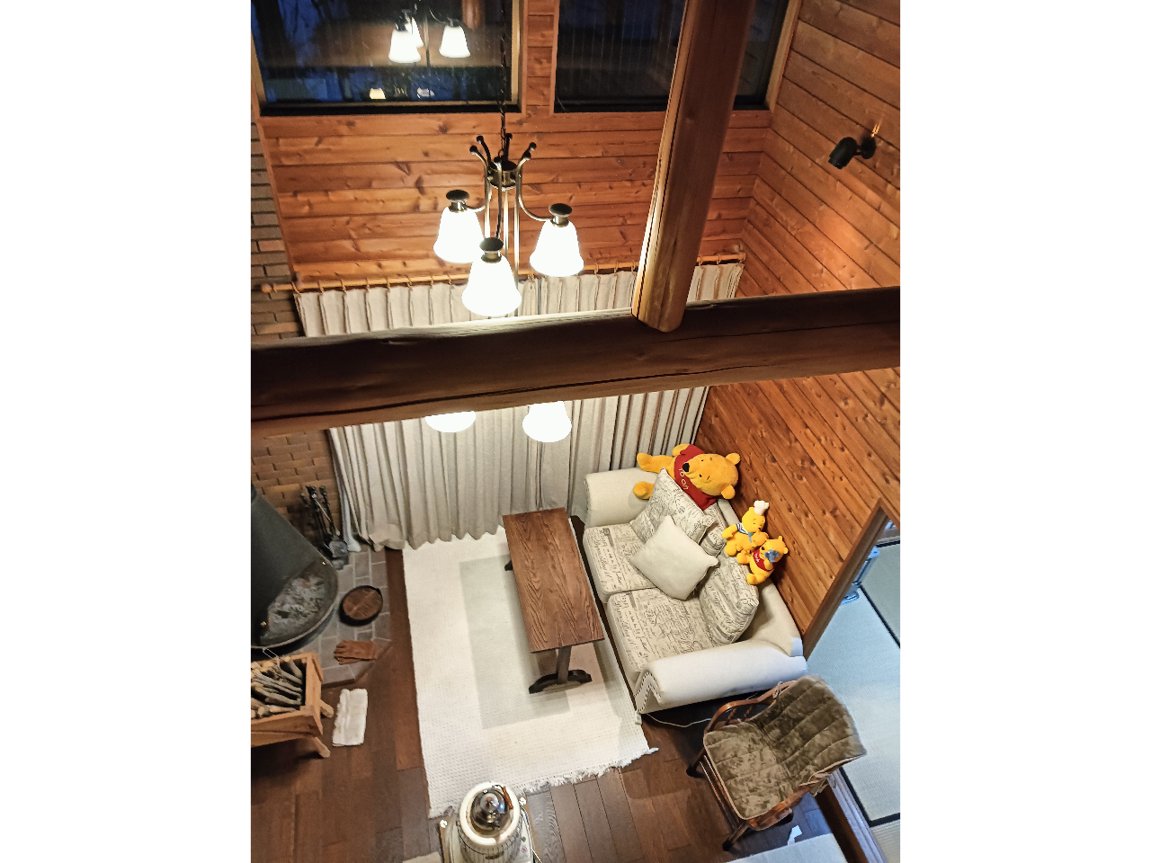 山小屋でエンジョイ!木のぬくもりをたっぷり感じられる空間です◎アウトドアの醍醐味をギュッと凝縮した食事たちを肴に、大自然のなかで癒されてみませんか?