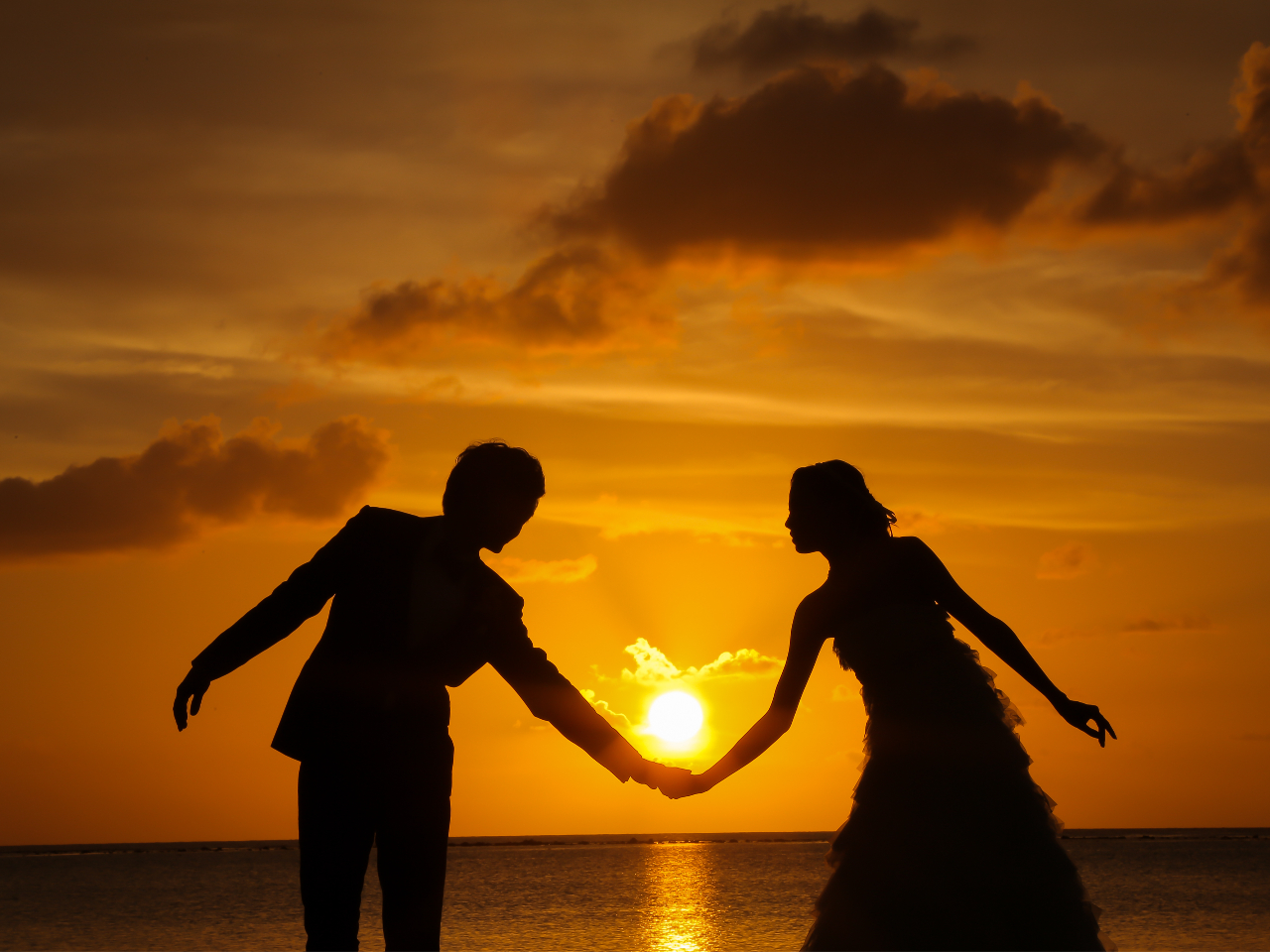 �[���ɏƂ炳�ꂽ�ӂ���̃V���G�b�g���������T���Z�b�g�t�H�g�B�{�Ó��ŉ߂������ʂȎ��Ԃ����z�I�Ɏc���܂��B