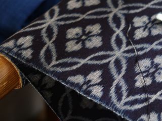 弓浜絣を織っている様子