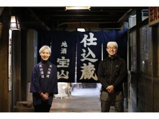 蔵人の説明を聞きながら酒造りの現場を間近で見学。