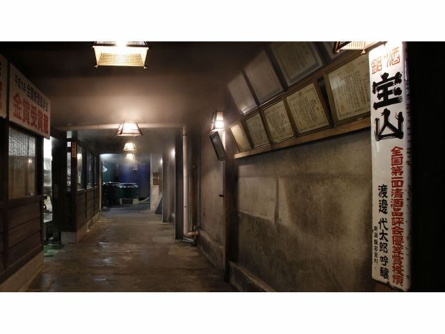 木桶と木組みが残る歴史ある蔵内風景。