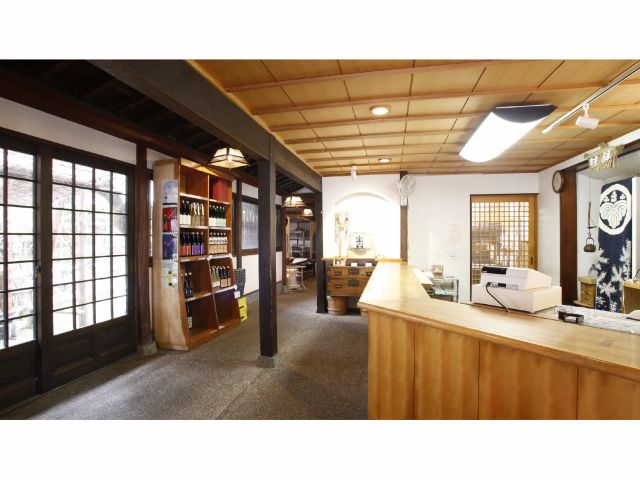 売店では酒蔵限定商品も。旅のお土産探しにも◎。