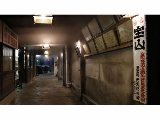 木桶と木組みが残る歴史ある蔵内風景。