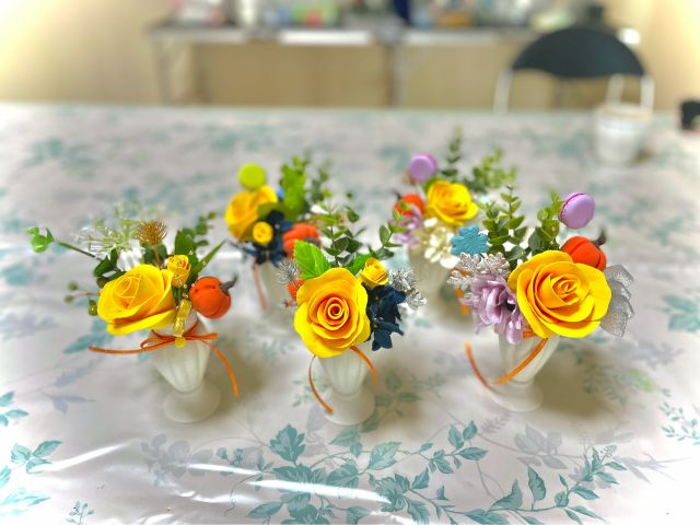 【バラのポット作り】2時間2,200円|赤色は樹脂粘土にてバラと葉っぱ、黄色はバラとマカロンをお作りいただけます。周りは副資材で素敵にアレンジしていただけます♪
