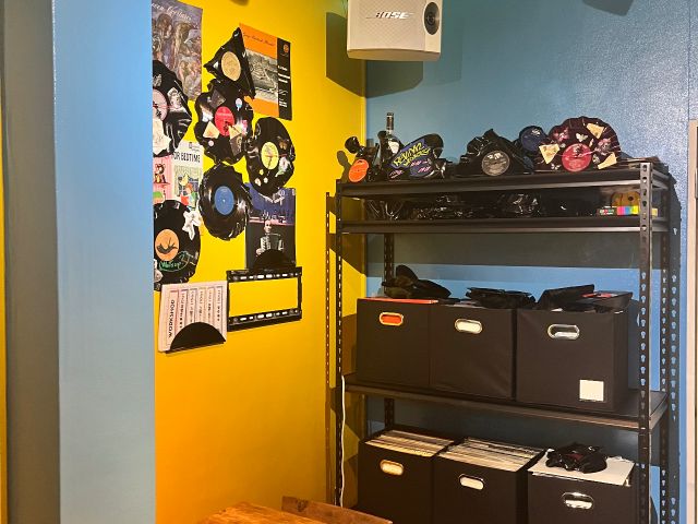 店内は黄色と青の明るい空間になっております♪