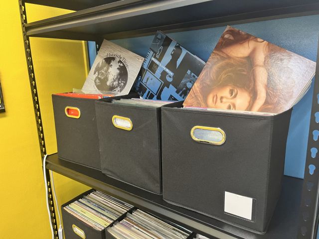 レコードのジャケットは様々なカラーがあり選ぶのがとっても楽しい!知ってる曲に出会えるかも!?