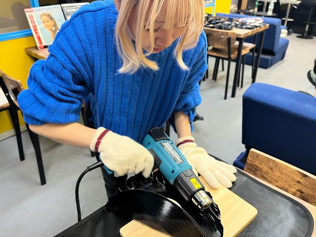 レコードを加熱して、思い思いの形に加工をします♪