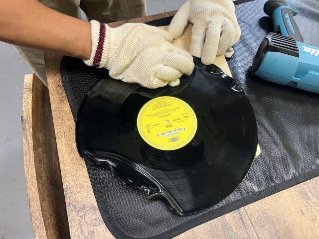 レコードを加熱して、思い思いの形に加工をします♪