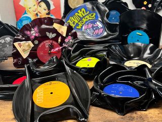 500枚以上のレコードからお気に入りの一枚を選び世界に一つだけのインテリアがつくれるワークショップです♪