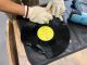 レコードを加熱して、思い思いの形に加工をします♪