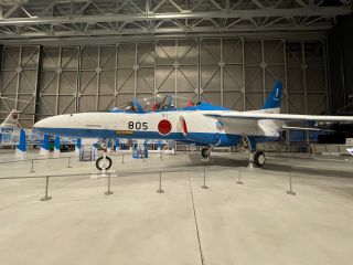 T-4(航空自衛隊のアクロバット飛行を披露する専門のチーム「ブルーインパルス」が使用する中等練習機 T - 4 をアクロバット飛行用に改修した特別な機体)