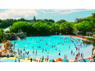 水深最大1mで大人も楽しめる波のプール。 目の前に広がる広大なプールはまるで本物の海。 波打つ熱気に身を任せ、最高の夏を楽しもう!