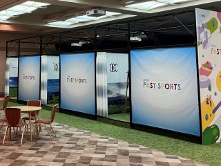 アンジュレーションに合わせてスタンスが傾くスイングプレート付き1ブースと通常のオートティーアップ2ブースの合計3ブースをご用意