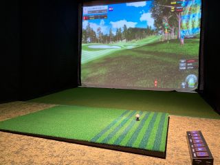 スイングプレート付きで、コースの傾斜まで再現!よりリアルなラウンドが楽しめます。