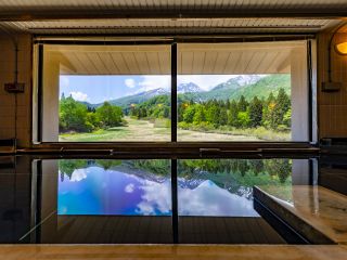 \湯船から眺める四季折々に表情を変える妙高山の景観が最高です♪/