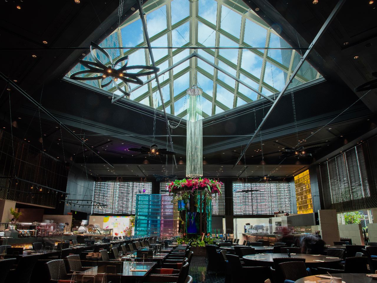 �V�䍂��9m�A��400�Ȃ̃_�C�i�~�b�N�ȋ�ԂɍL����t�H�g�W�F�j�b�N�ȃf�B�X�v���C�B