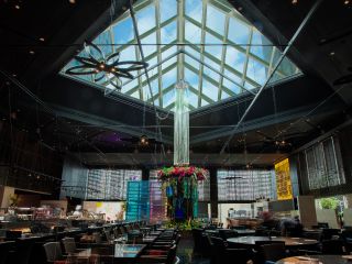 天井高約9m、約400席のダイナミックな空間に広がるフォトジェニックなディスプレイ。