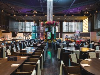 天井高約9m、約400席のダイナミックな空間に広がるフォトジェニックなディスプレイ。