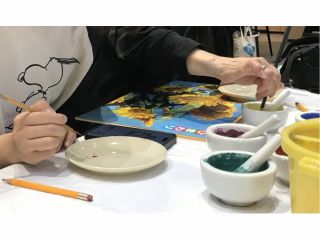 家族旅行で楽しむ世界にひとつの絵付け体験