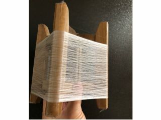 座繰り器を用いて、繭から糸を巻き取ったところです。