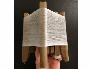 座繰り器を用いて、繭から糸を巻き取ったところです。早い人は時間内に繭からとれる限りの糸を巻き取ることができます。