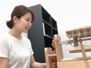 【幻想体験】暗闇に浮かぶ神秘的な光。世界でも珍しい「蛍光繭」から自分だけの生糸をつくります。