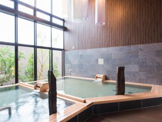 【泉質】ナトリウム塩化物泉・等張性弱アルカリ性温泉 【効能】神経痛/関節痛/冷え性/疲労回復など ※入れ墨、タトゥーがある方はご利用頂けません。