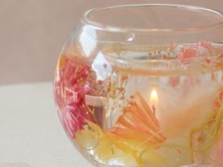 透明のジェルキャンドルでお花を閉じ込めたキャンドルホルダーです。ガラスが二層になっており、中で小さなキャンドルを灯せばランタンとして繰り返し使えます。