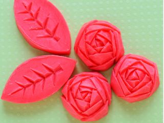 【簡単なバラ】石鹸を切り分けてバラと葉を作りましょう。香りの置物としても、ゲストソープとしても使えます