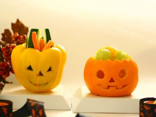 【簡単なハロウィン】パプリカとオレンジで作るジャックオランタンの器。10月の食卓を楽しく盛り上げてくれます。カービングナイフの基本的な動かし方も学べます