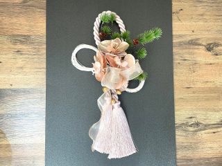 ☆シャインピンクで可愛いらしく☆ フリンジの付いたロープとサテンの胡蝶蘭とで豪華になりました! 初心者の方でも大丈夫!その為の私です。 7000円